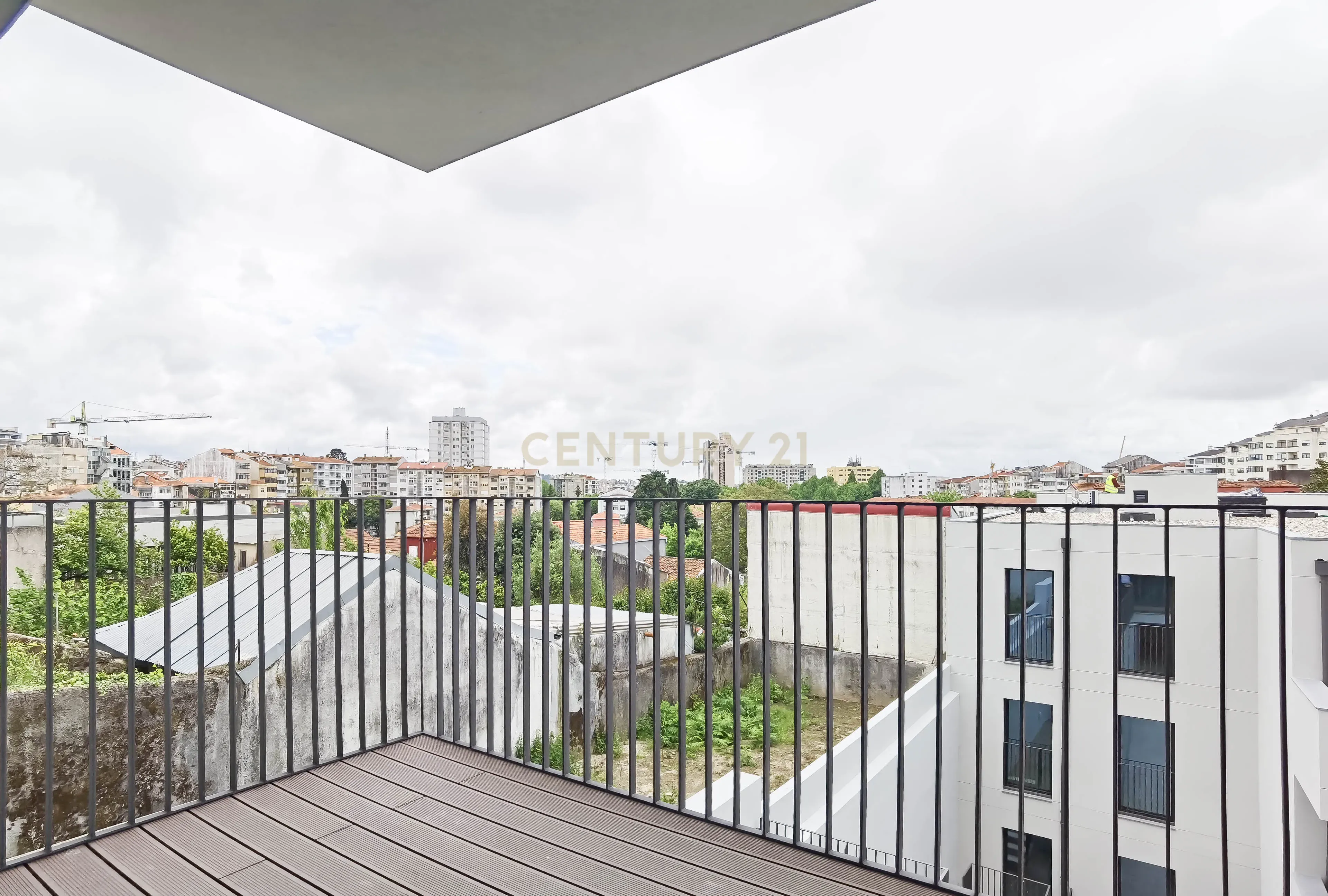 Apartamento T2+1 Duplex com Garagem, Arrumos e Amplas Varandas – Rua Aires Ornelas, Porto - Image 14