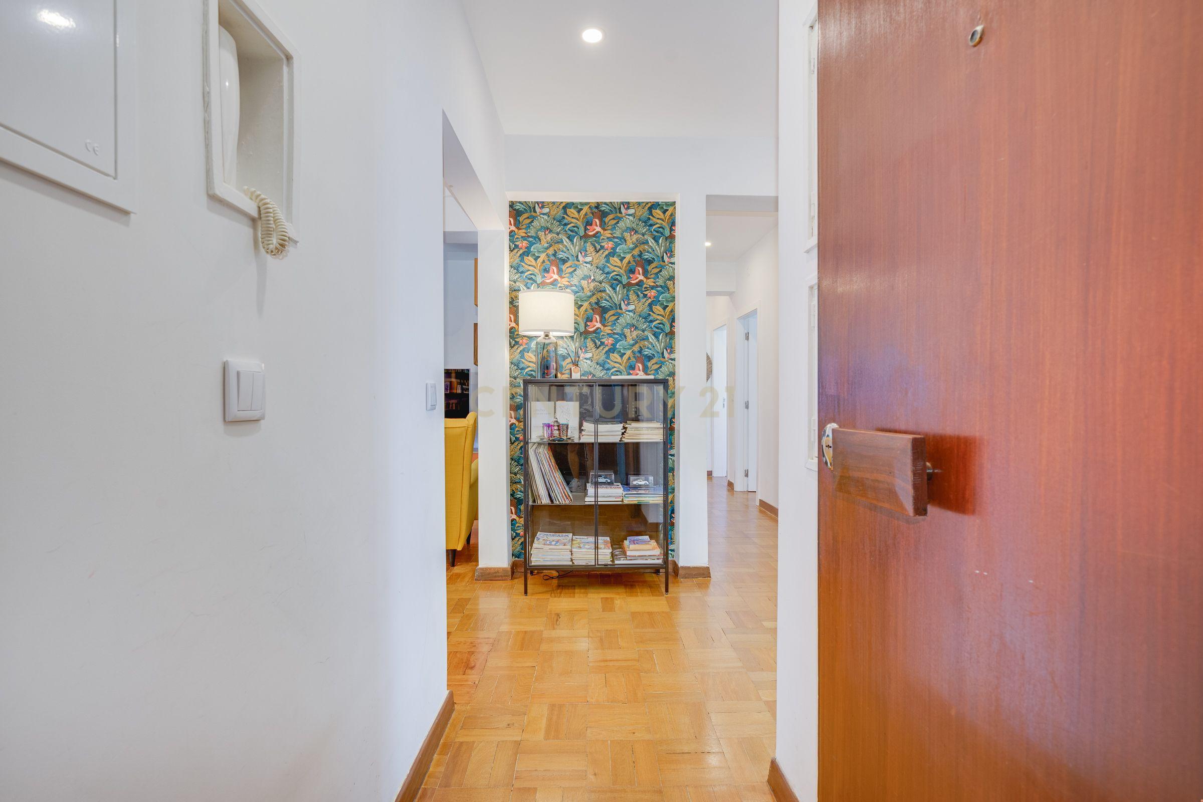 Fotografia 5 de Apartamento T3 | São João do Estoril | 2º Andar | Renovado | 120m² | 2 min Praia | Comboio à Porta