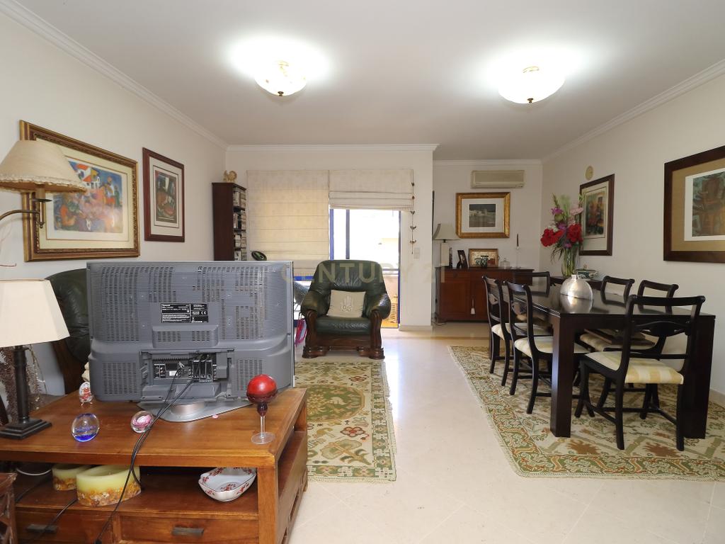 Apartamento T3 na Charneca da Caparica, com Vista e Conforto - Image 9