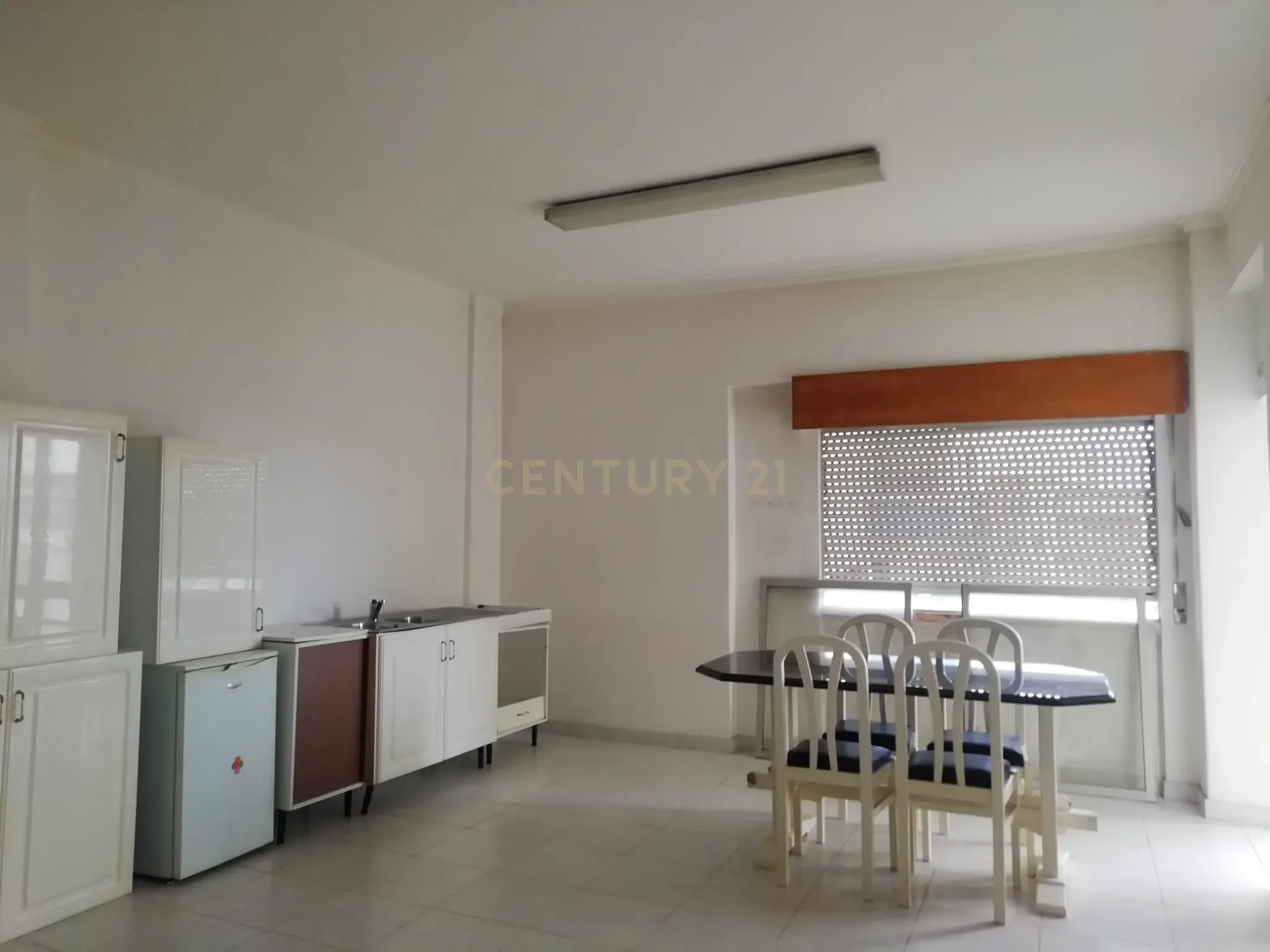 Fotografia 7 de EXCELENTE PARA HABITAÇÃO DE  -   112m2. ou PARA NEGOCIO.    ENTRE A  REBOLEIRA E DAMAIA.