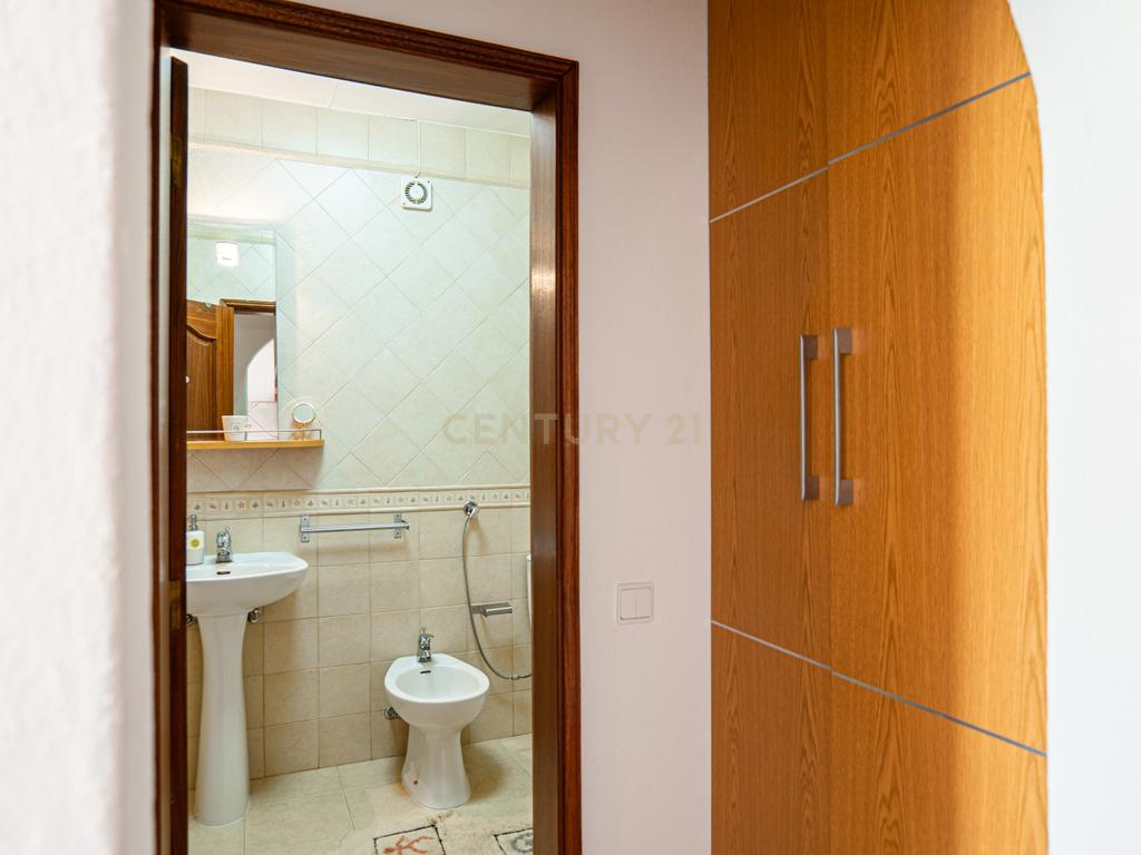 Apartamento com Vista Piscina em Condomínio Privado – VILAMAR (Porches, Algarve) - Image 14