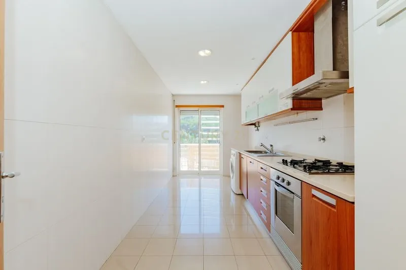 Apartamento T2 em Odivelas com Box e Varanda - Image 10