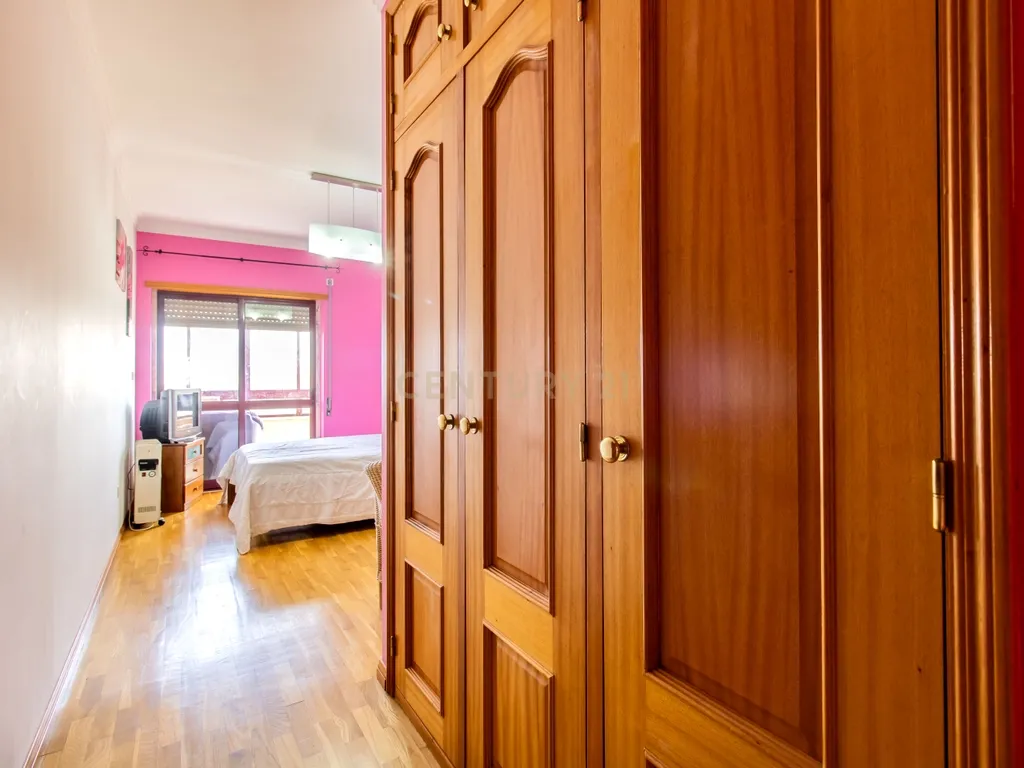 Apartamento T2 com suíte, varandas e garagem-  Cacém - Image 7