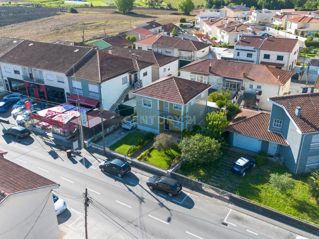 Moradia T3 c/ jardim, quintal, garagem e cave – 4 frentes em Rio Tinto, junto ao metro (ideal para famílias ou investimento). - Image 5