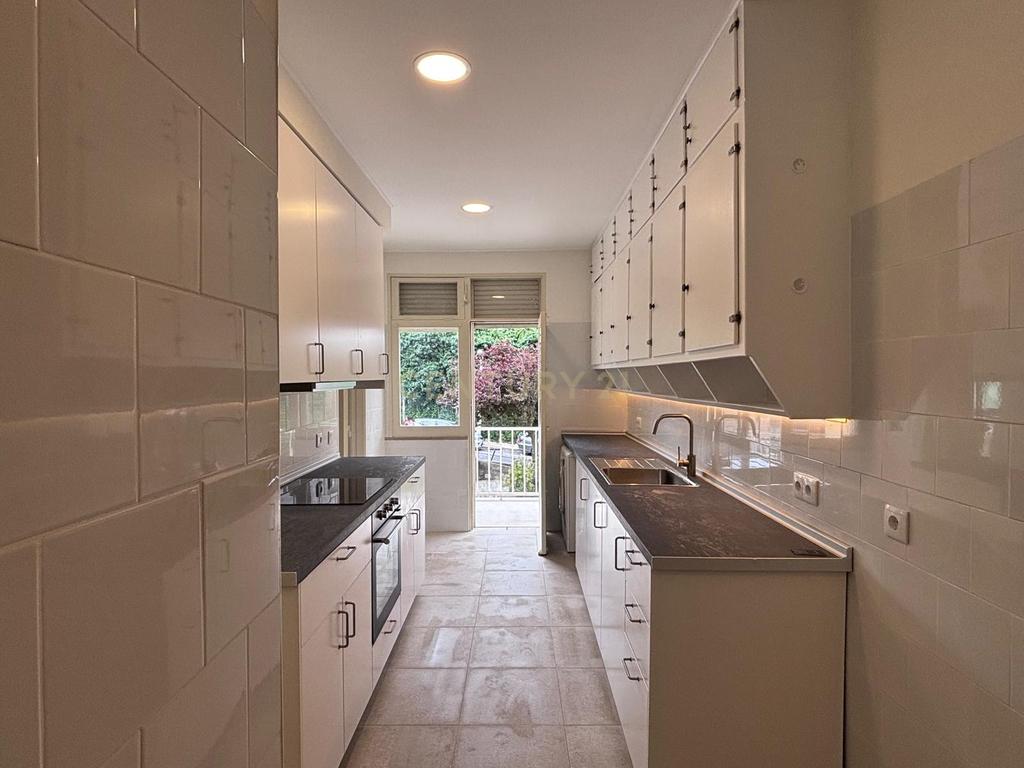 T3+1 Remodelado totalmente com excelentes áreas na carismática e tradicional zona da Estrela - Image 13