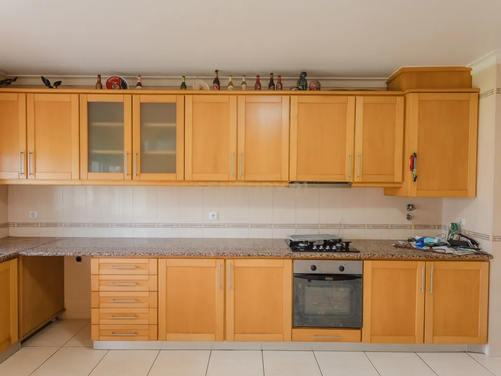 Apartamento T3 com áreas extraordinárias, garagem para 2 carros e perto da praia! - Image 9