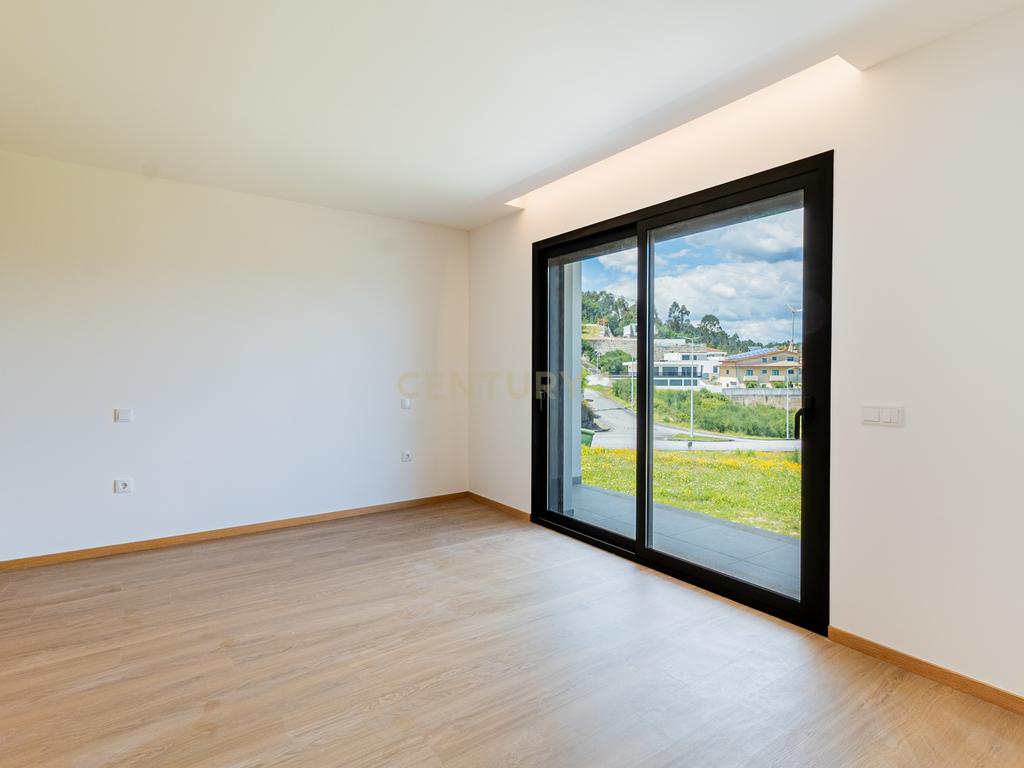 Moradia Gaveto T3 + Escritório | Luxo, Conforto e Vista Incrível – Póvoa de Lanhoso - Image 27