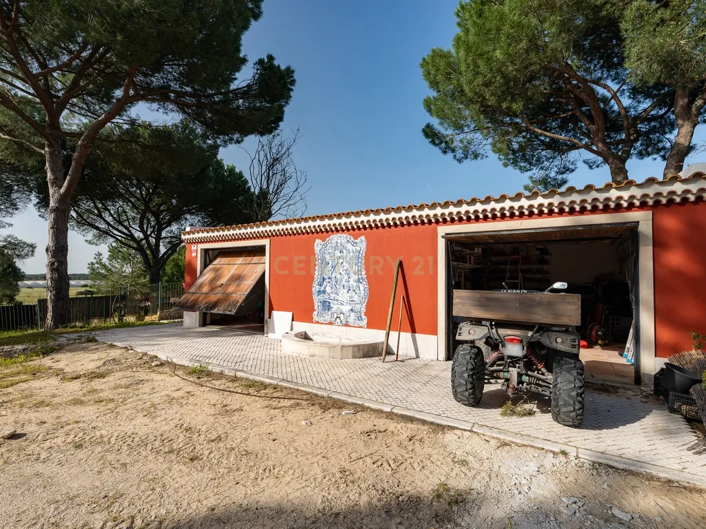 Fabulosa Quinta com lote de terreno de 22.381 m2, onde se encontra inserida uma moradia composta por dois pisos, com uma área bruta de 623 m2, uma área útil de 304 m2 e uma área bruta dependente de 319 m2, localizada em Santo Isidro de Pegões, na zona de Pegões, a pouca distância das belas praias de Setúbal. - Image 113