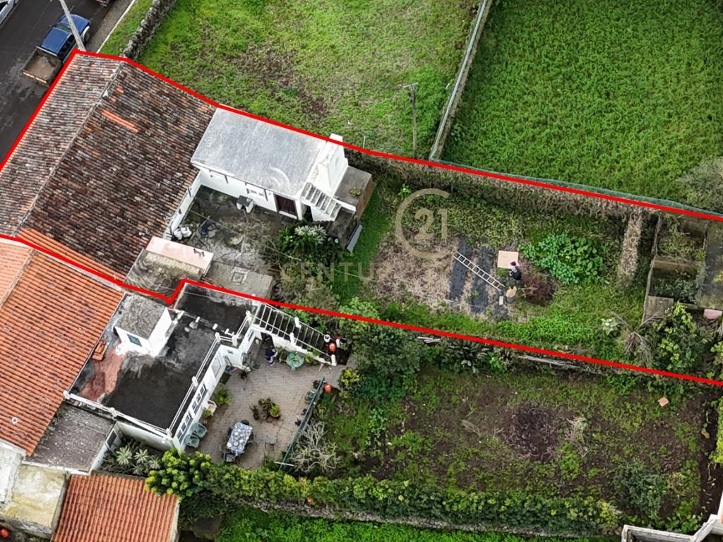 Casa T2 Típica e Acolhedora em São Sebastião, ideal para quem procura tranquilidade. - Image 8