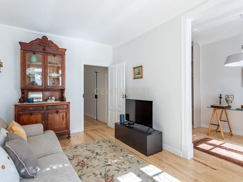 Apartamento T3 com charme lisboeta e vista sobre a cidade - Image 25