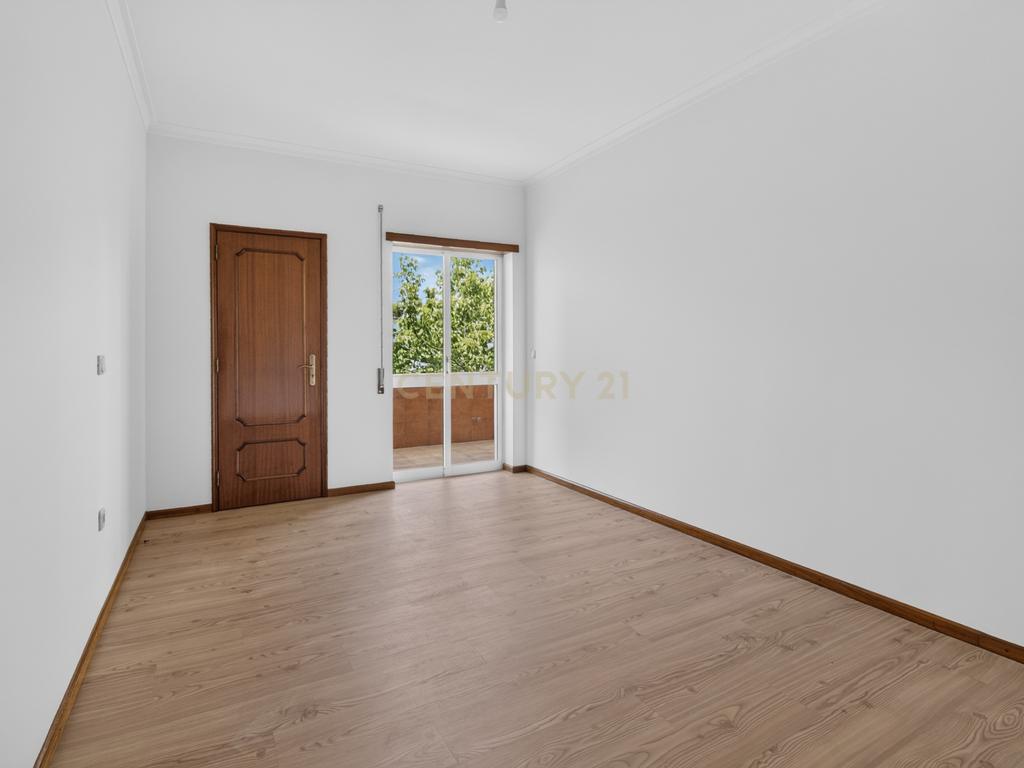 T3+1 com Garagem Fechada e Elevador | Lomar – Braga - Image 9