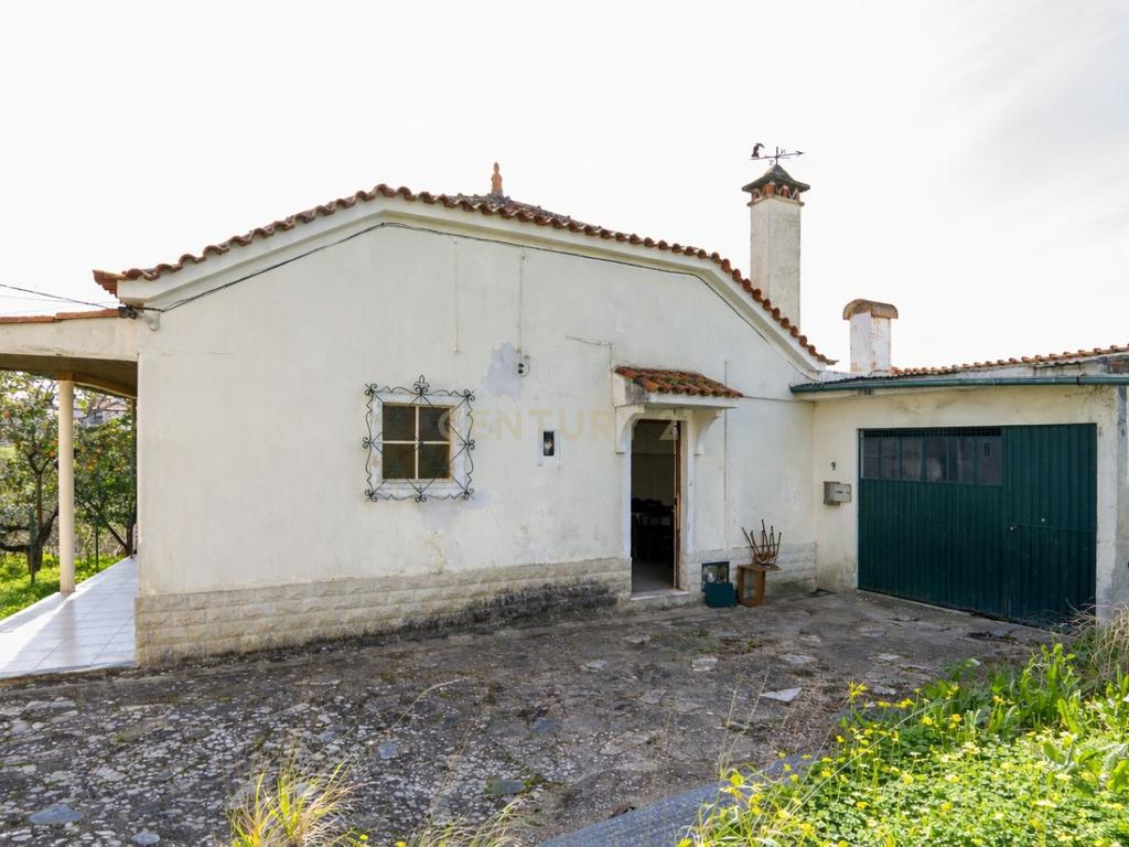 Excelente oportunidade de investimento no centro de São Martinho do Bispo, Coimbra. As referências C0289-01959 (moradia e terreno) e C0289-01957 (terreno) são vendidas em conjunto. - Image 1