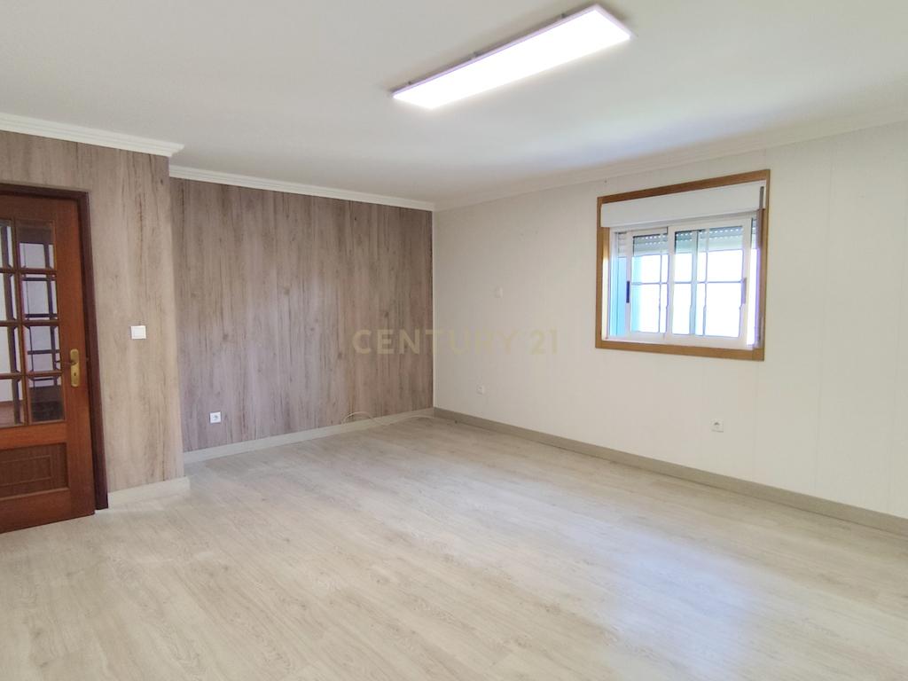 Moradia T4 numa Localização Privilegiada em Chaves - Image 10