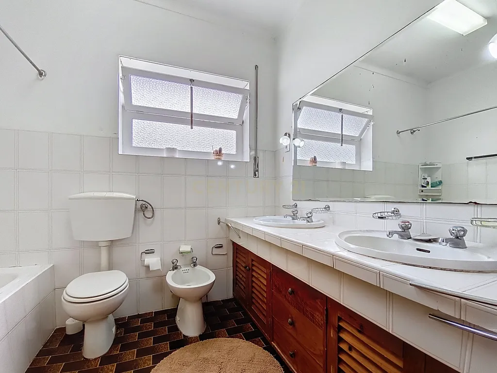 Casa Espetacular em Ponta Delgada com Jardim e Garagem - Image 5