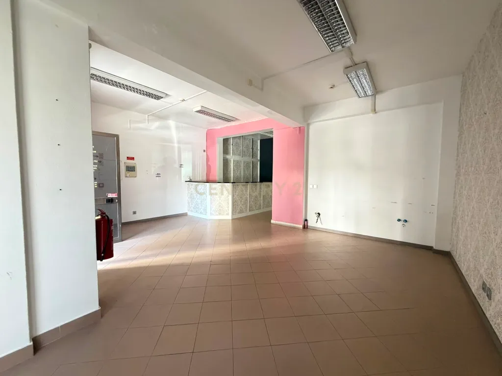 Loja com 85m2 e duas casas de banho em Setúbal - Image 1