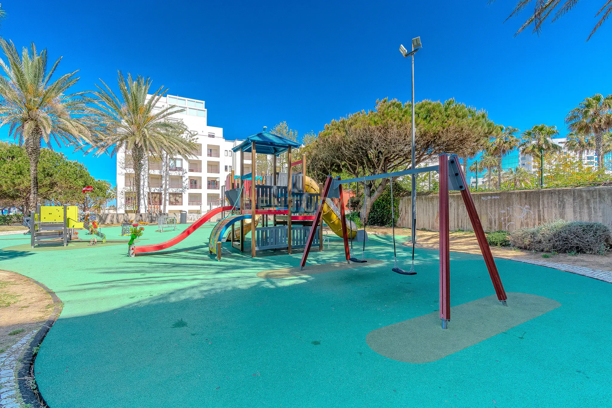Apartamento T2 com Vista Mar na Primeira Linha de Praia – Quarteira - Image 36