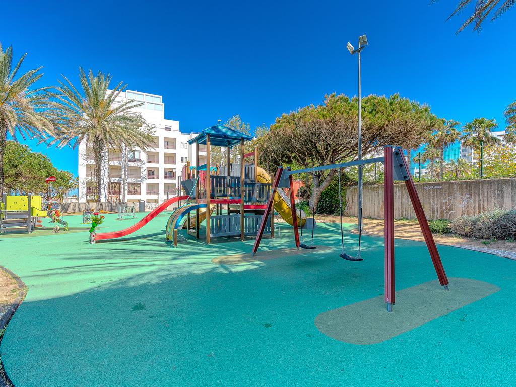 Apartamento T2 com Vista Mar na Primeira Linha de Praia – Quarteira - Image 36