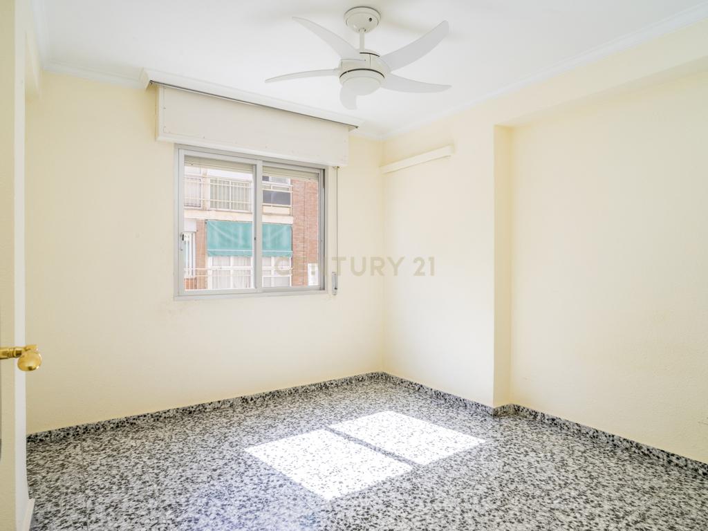 APARTAMENTO ESPAÇOSO DE 4 QUARTOS COM TERRAÇO EM MÁLAGA – LOCALIZAÇÃO PRIVILEGIADA E ELEVADO POTENCIAL - Image 21
