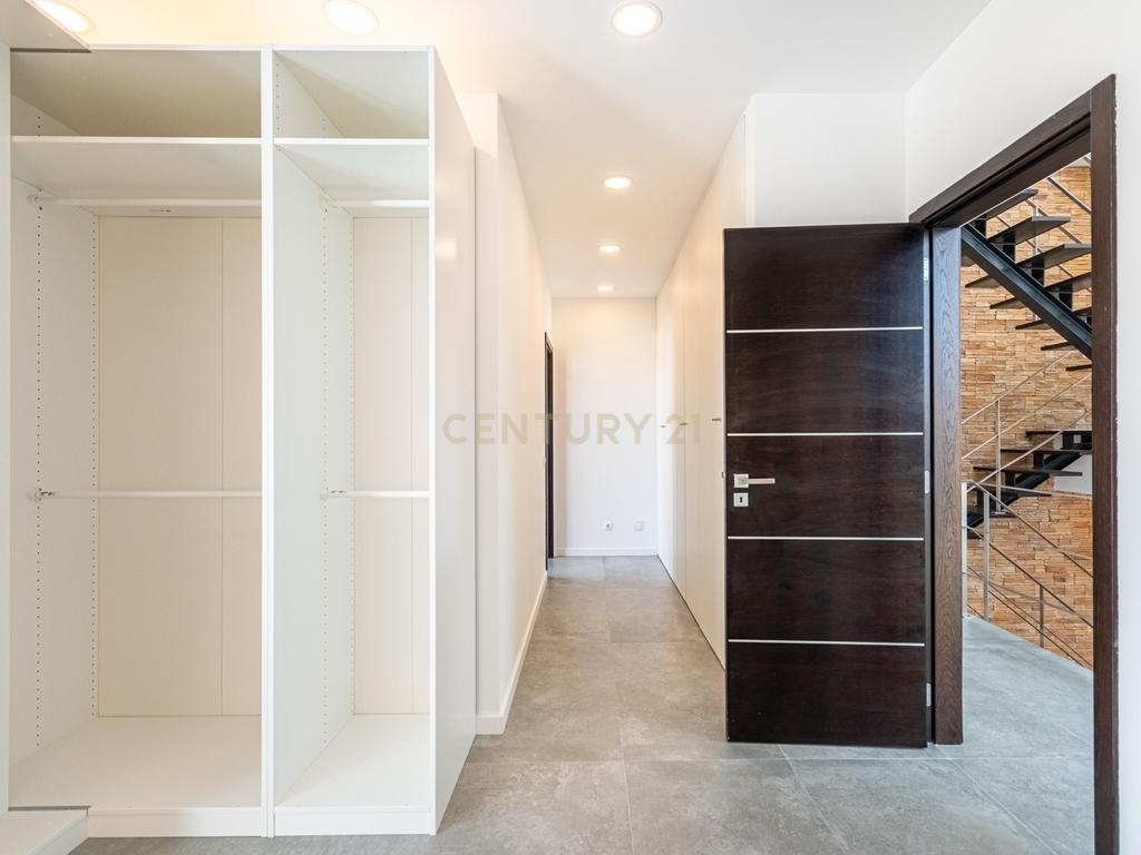 Moradia T3 com 3 Suites e Arquitetura Distinta em Samouco, Alcochete - Image 19
