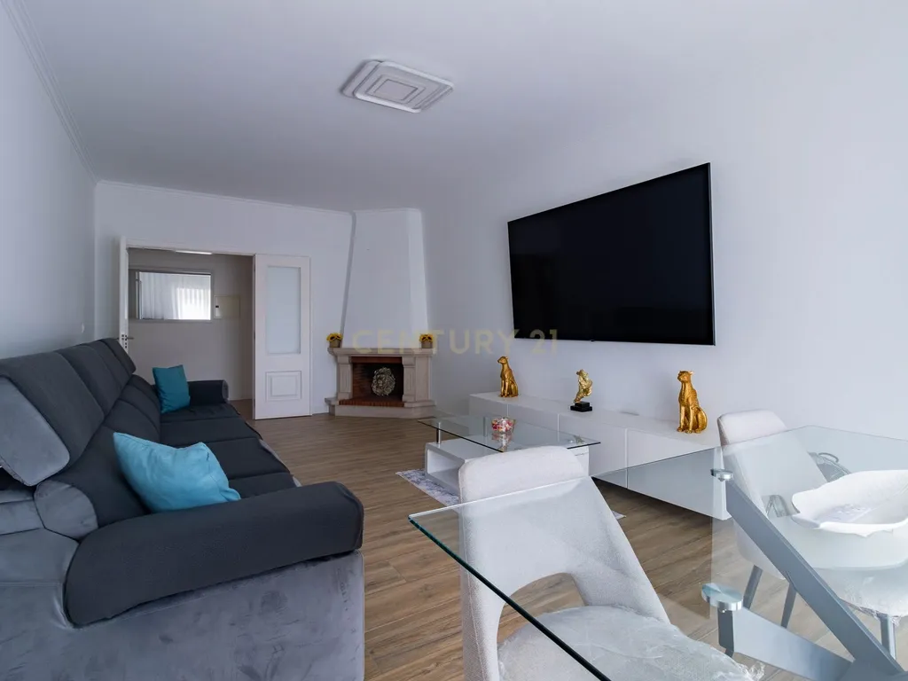 Espaçoso Apartamento T3 na Freixianda com Terraço - Image 7