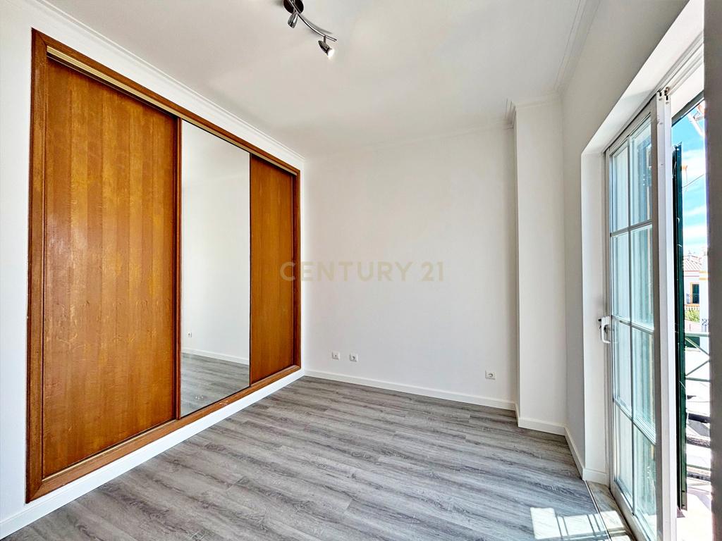Moradia T2+1 em banda, situada na Urbanização do Mato Santo Espírito, em Tavira, totalmente remodelada e pronta a estrear. - Image 17