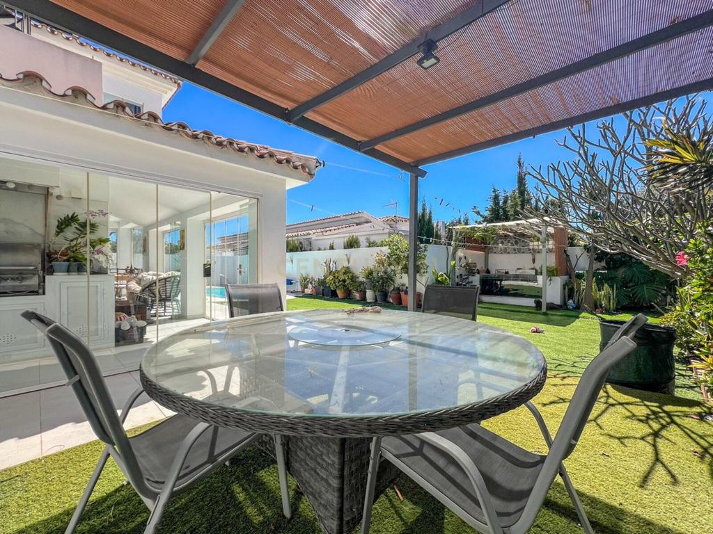 Elegante moradia de 3 quartos com vista para o mar em Costalita, Marbella - Image 34