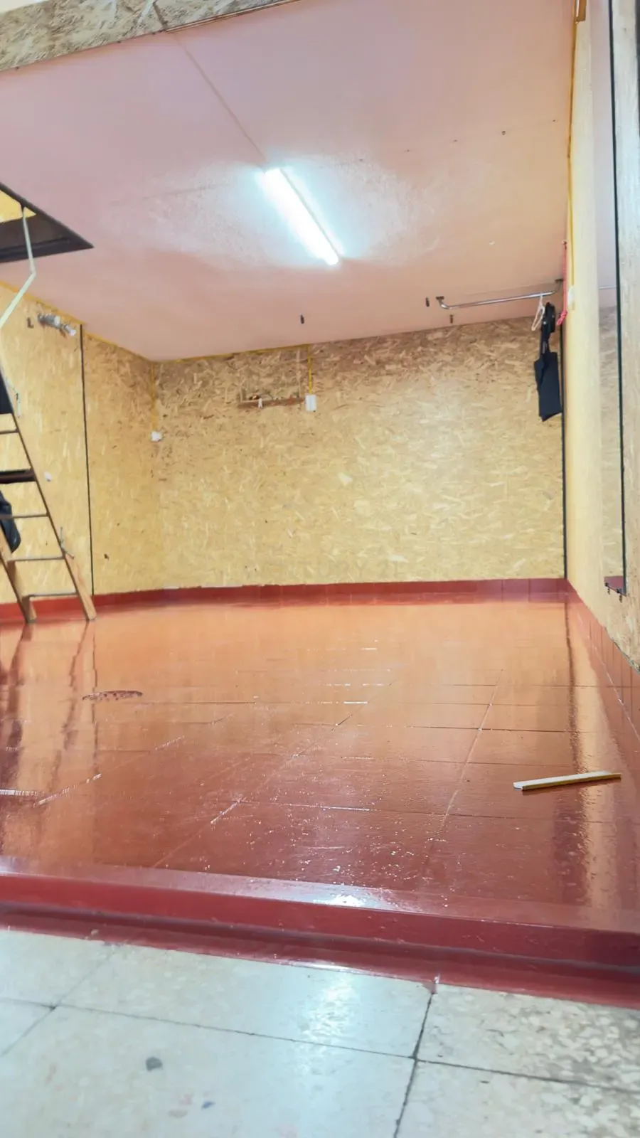 Garagem com Mezanine - Espaço versátil com arrumação extra