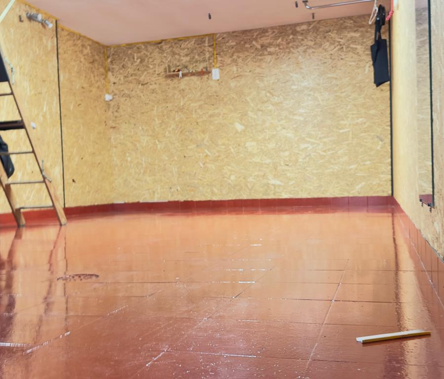 Garagem com Mezanine - Espaço versátil com arrumação extra - Image 1