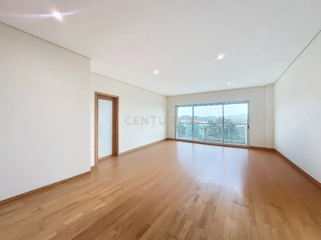 Fotografia 9 de T2 Duplex com 2 Suítes | Último Piso | Garagem Box para 2 Viaturas | Ponta Delgada