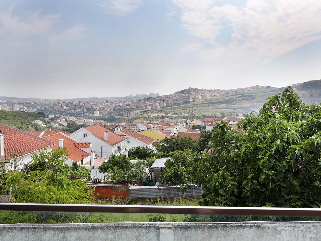 Moradia Isolada T4 Moderna com Piscina Privada, Jardim e Garagem Ampla na Pontinha - Image 35