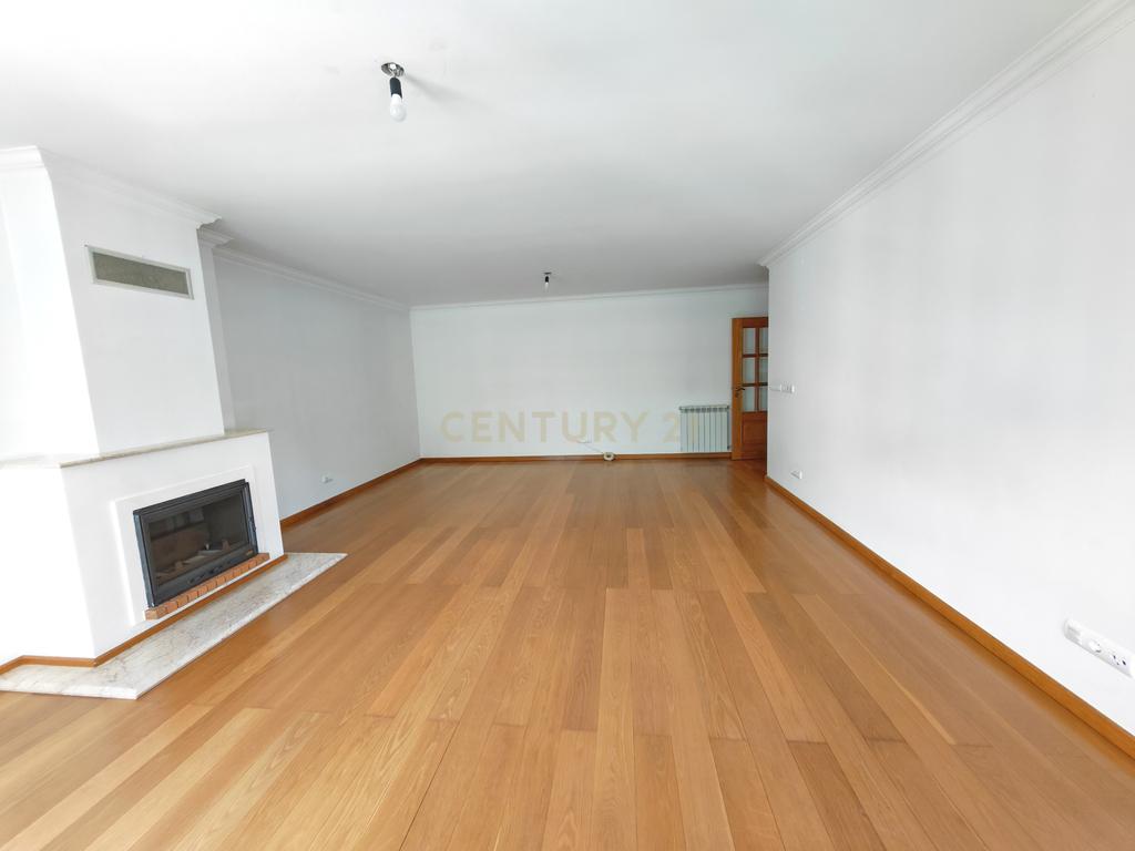 Imóvel T3 espaçoso nas Picoas, com 3 WC, 2 estacionamentos - Image 7