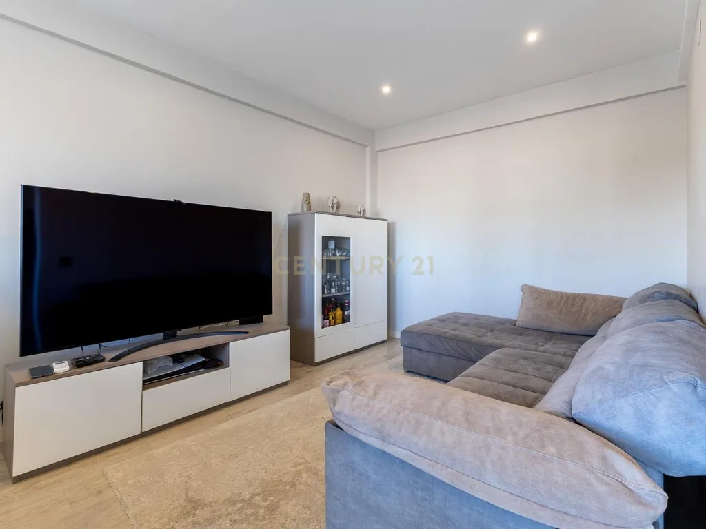 Apartamento Renovado com Vista Mar em Setúbal - Image 9
