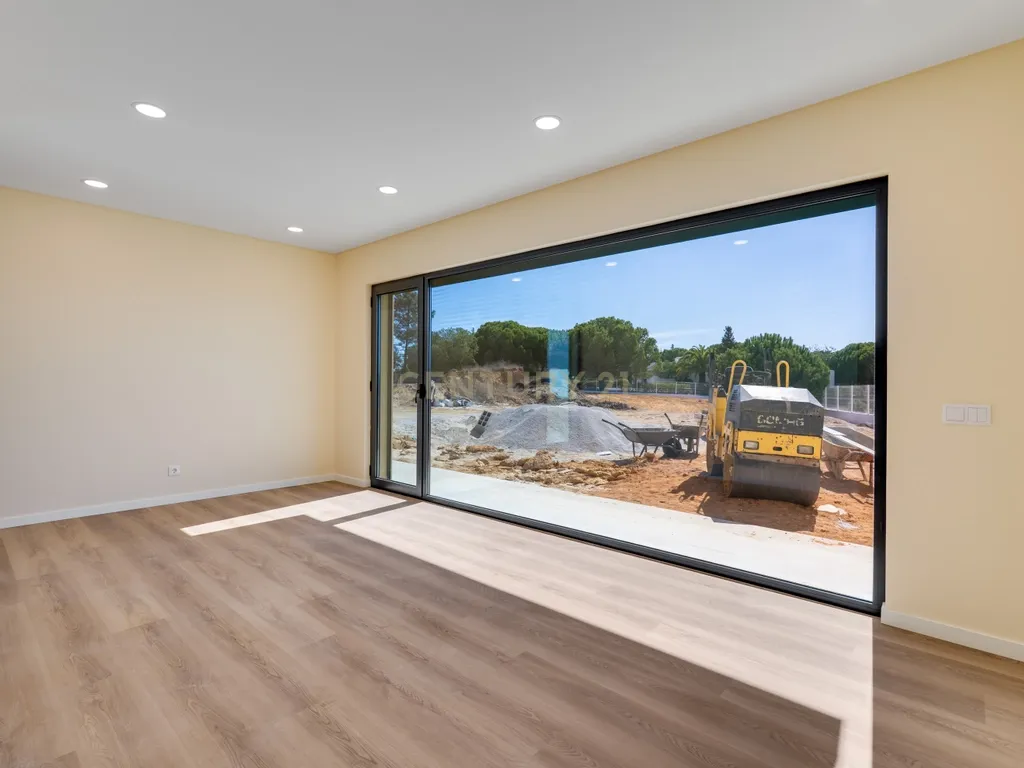 Moradia T4+1 de construção nova com piscina infinita | Caramujeira, Lagoa - Image 16