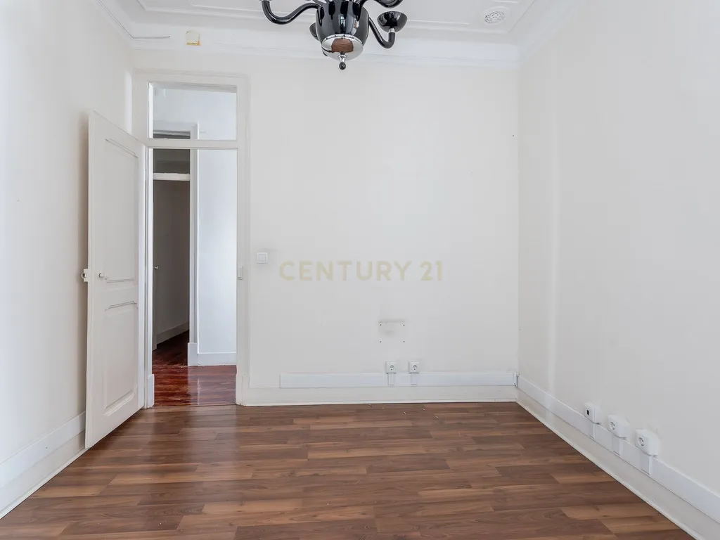 Loja/Escritório com apartamento de 150m2 com acesso a pessoas de mobilidade reduzida - Image 6