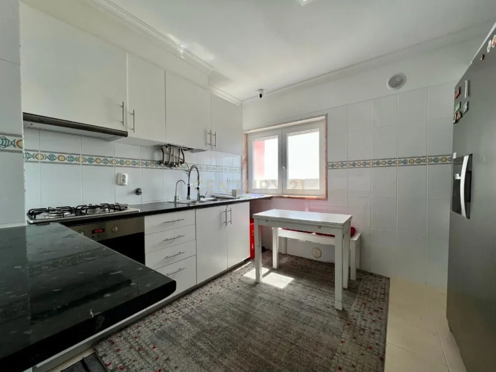 Apartamento T3 em Azambuja com Vista Panorâmica e Garagem - Image 2