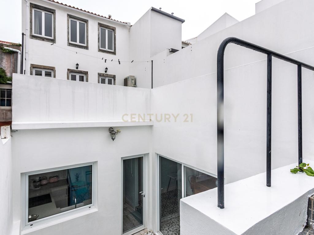 Casa Renovada com Vista para a Cidade em Ponta Delgada - Image 37