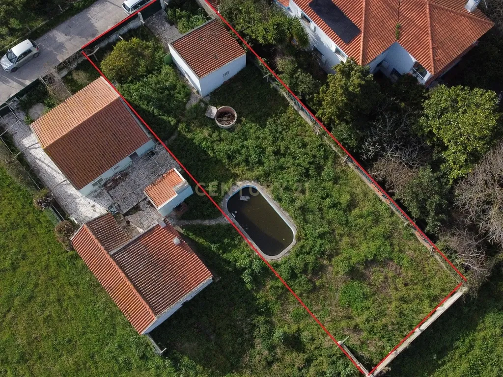 Terreno em Setúbal com Arrecadação / Garagem - Image 1