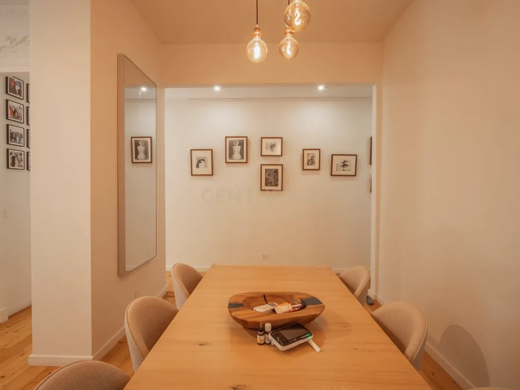 Apartamento Encantador com Jardim Privativo — Santo António, Lisboa - Image 9