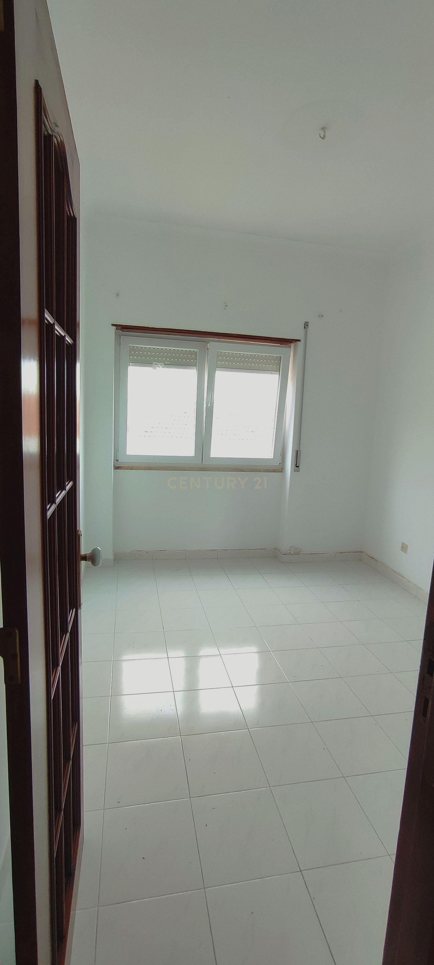 Apartamento T2 Centro Barreiro - Image 11