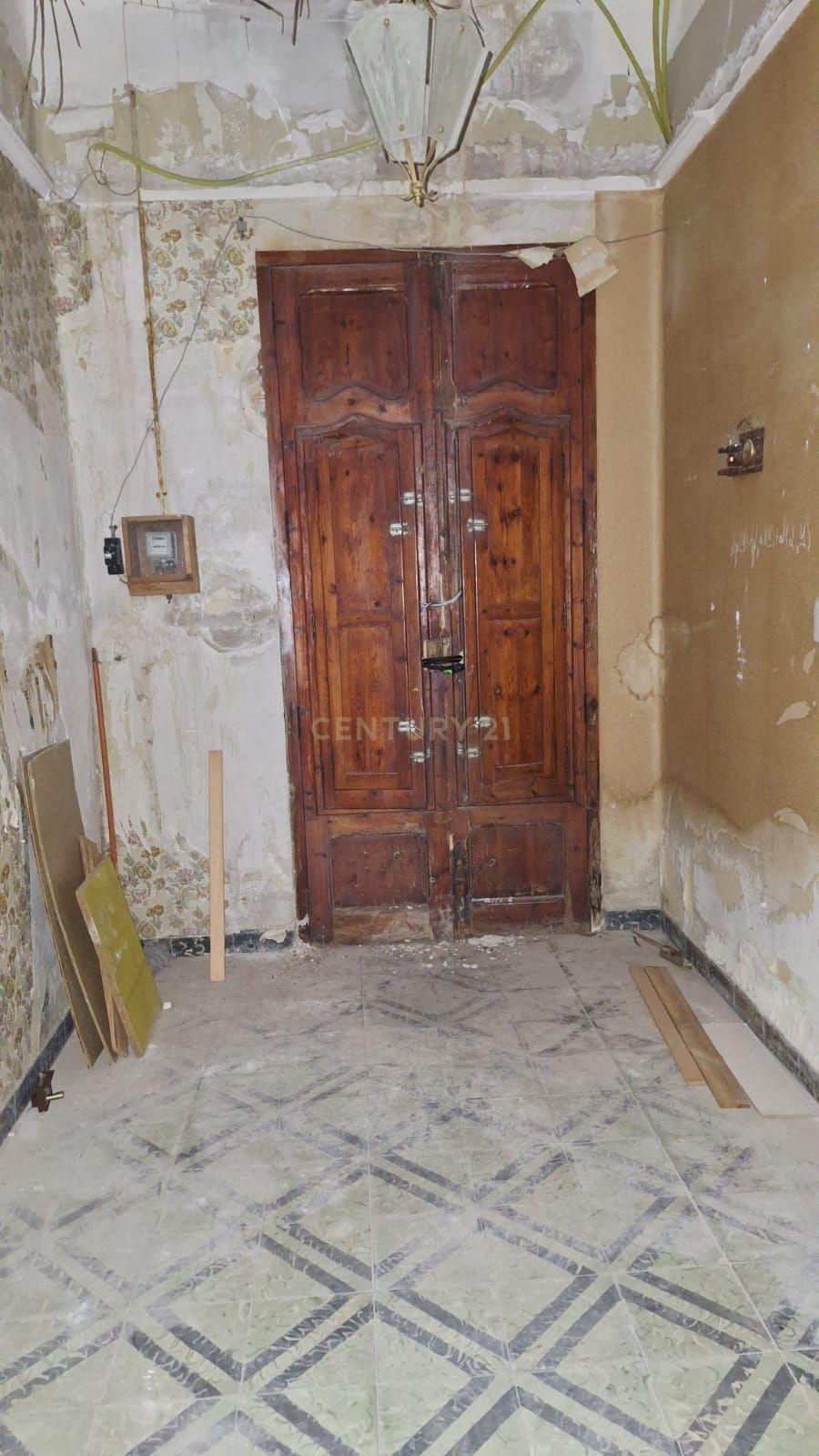 Moradia original para renovar em Benetússer – Localização privilegiada e sem risco de inundação! - Image 2
