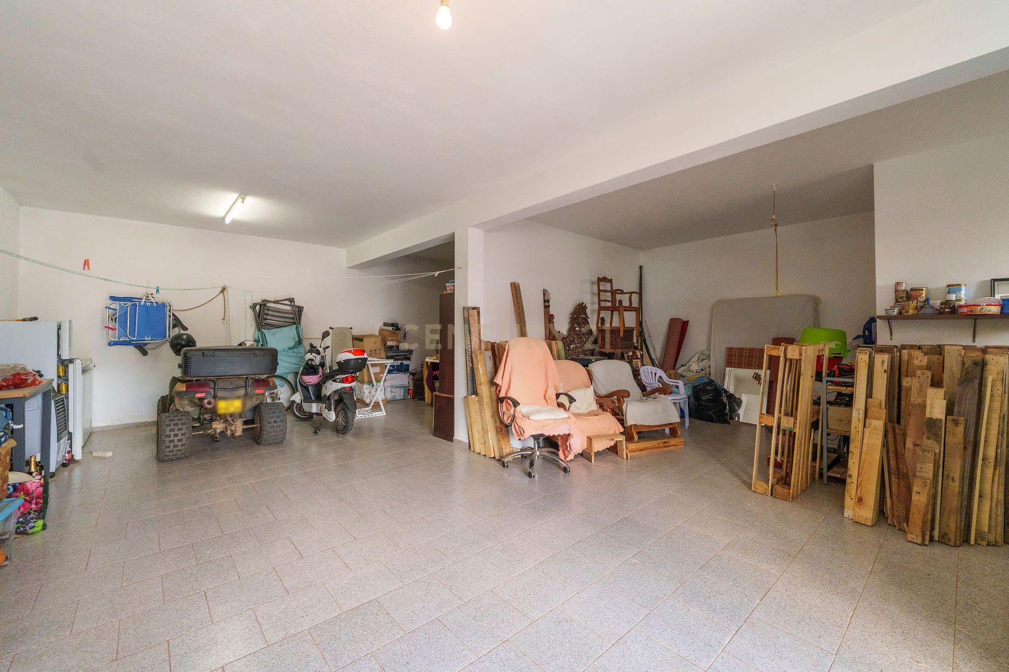 Fotografia 3 de Moradia T4 com garagem e quintal no centro de São Bartolomeu de Messines