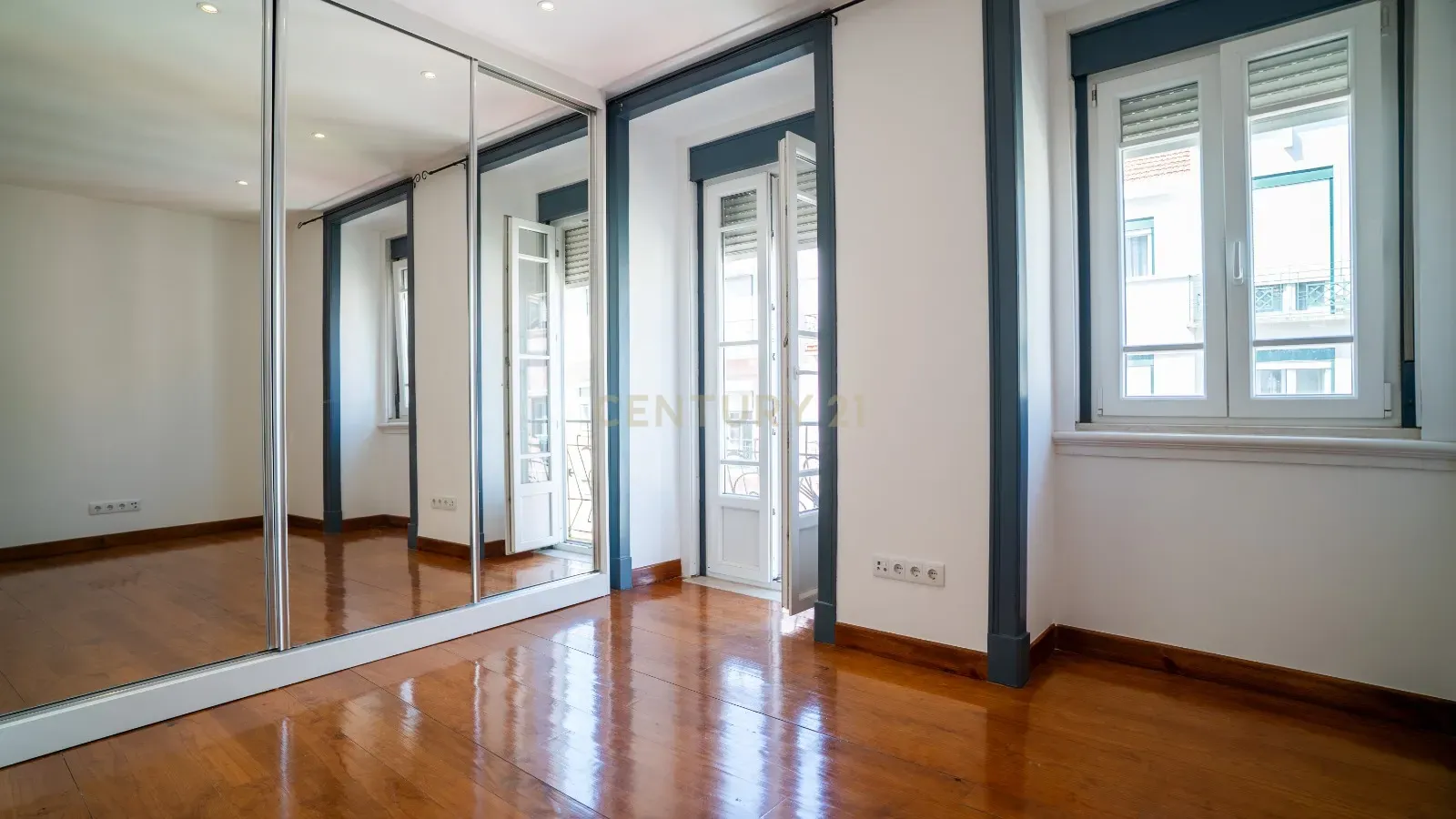 Apartamento T2 com 83 m² - Image 26