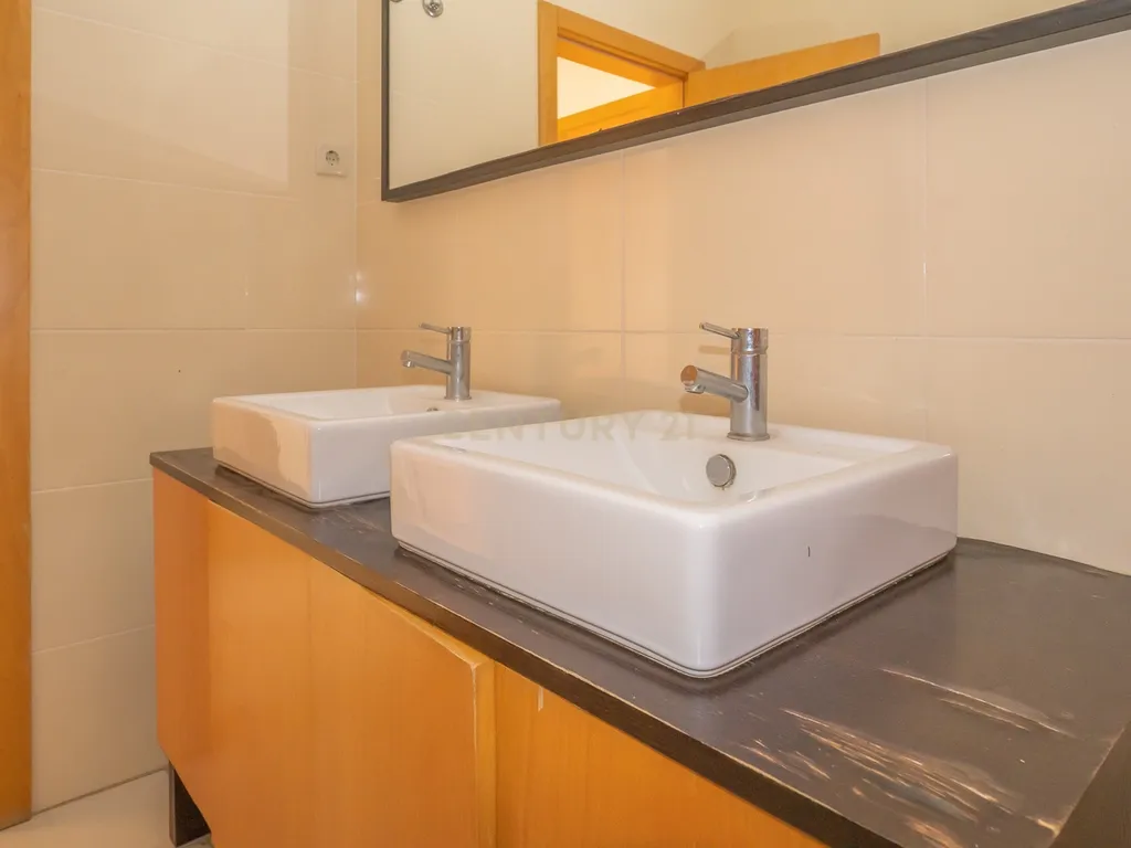 Apartamento T3 com Duas Varandas e Dois Lugares de Estacionamento, na Vila Serena, Pinhal Novo - Image 39