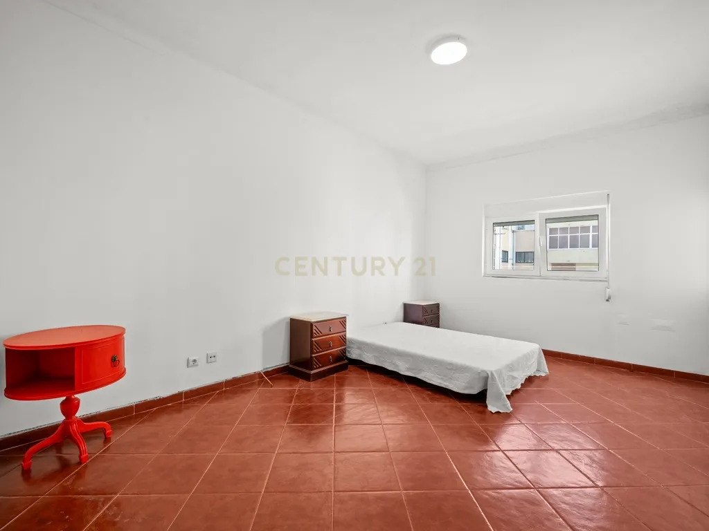 Apartamento T1 central com varanda em Baixa da Banheira - Image 10