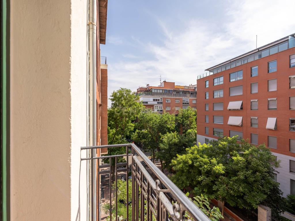 APARTAMENTO RENOVADO COM MOLDURAS E VARANDAS - Image 4