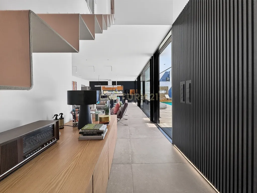 Moradia T3 de Excelência na Aroeira – Conforto, Elegância e Qualidade de Construção - Image 38