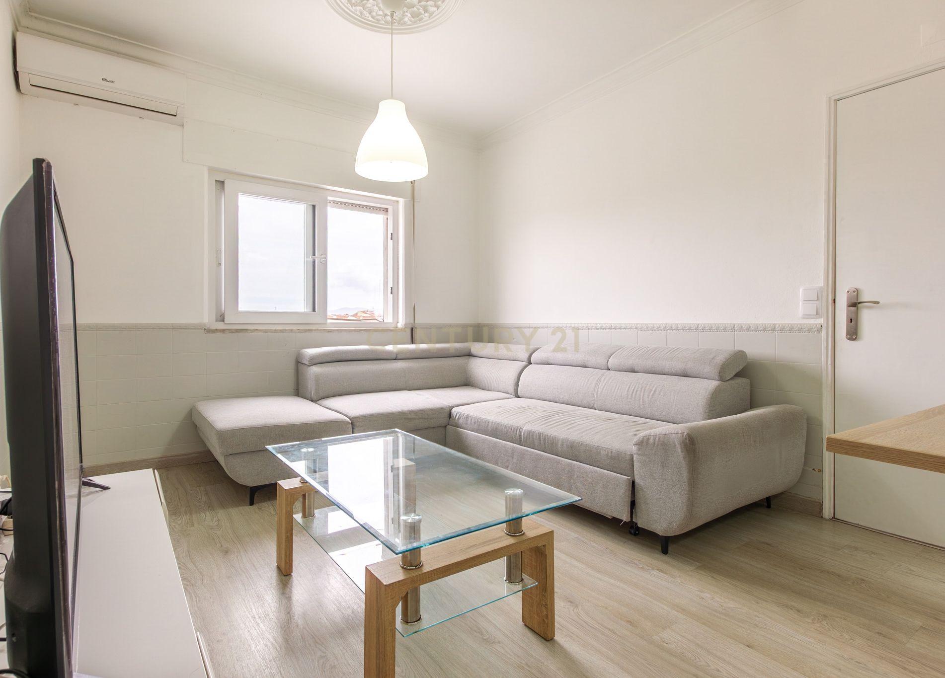 Fotografia 4 de Excelente Apartamento de 4 Assoalhadas com Terraço e Sótão Independente na Quinta do Conde.