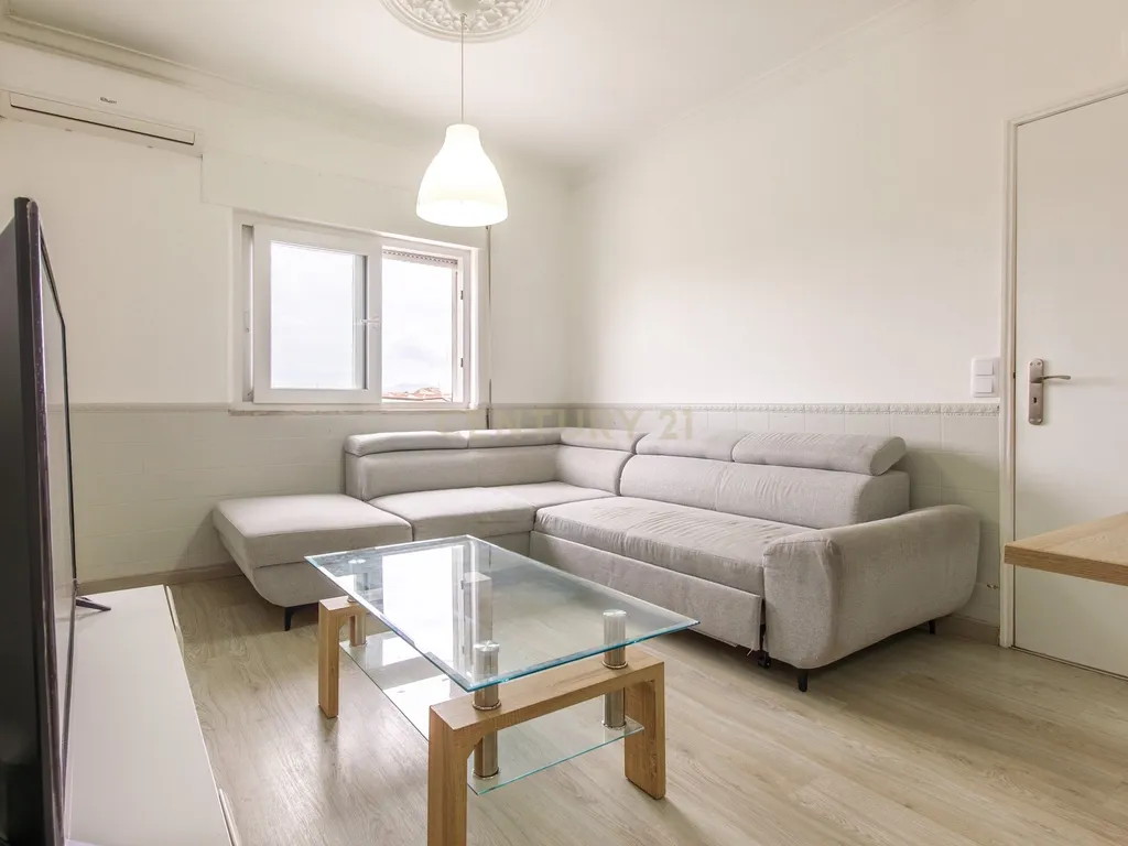 Excelente Apartamento de 4 Assoalhadas com Terraço e Sótão Independente na Quinta do Conde. - Image 4