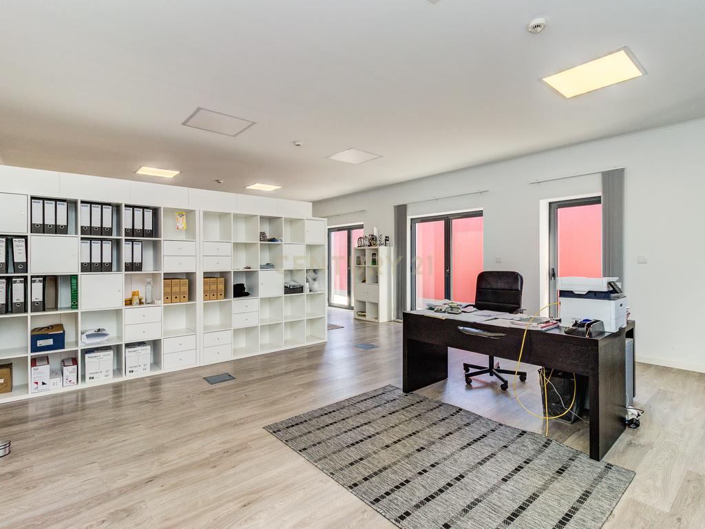 Loja para comércio e serviços com 836m2, lote de terreno com 1.722m2 e 21 lugares, na Amadora - Image 5