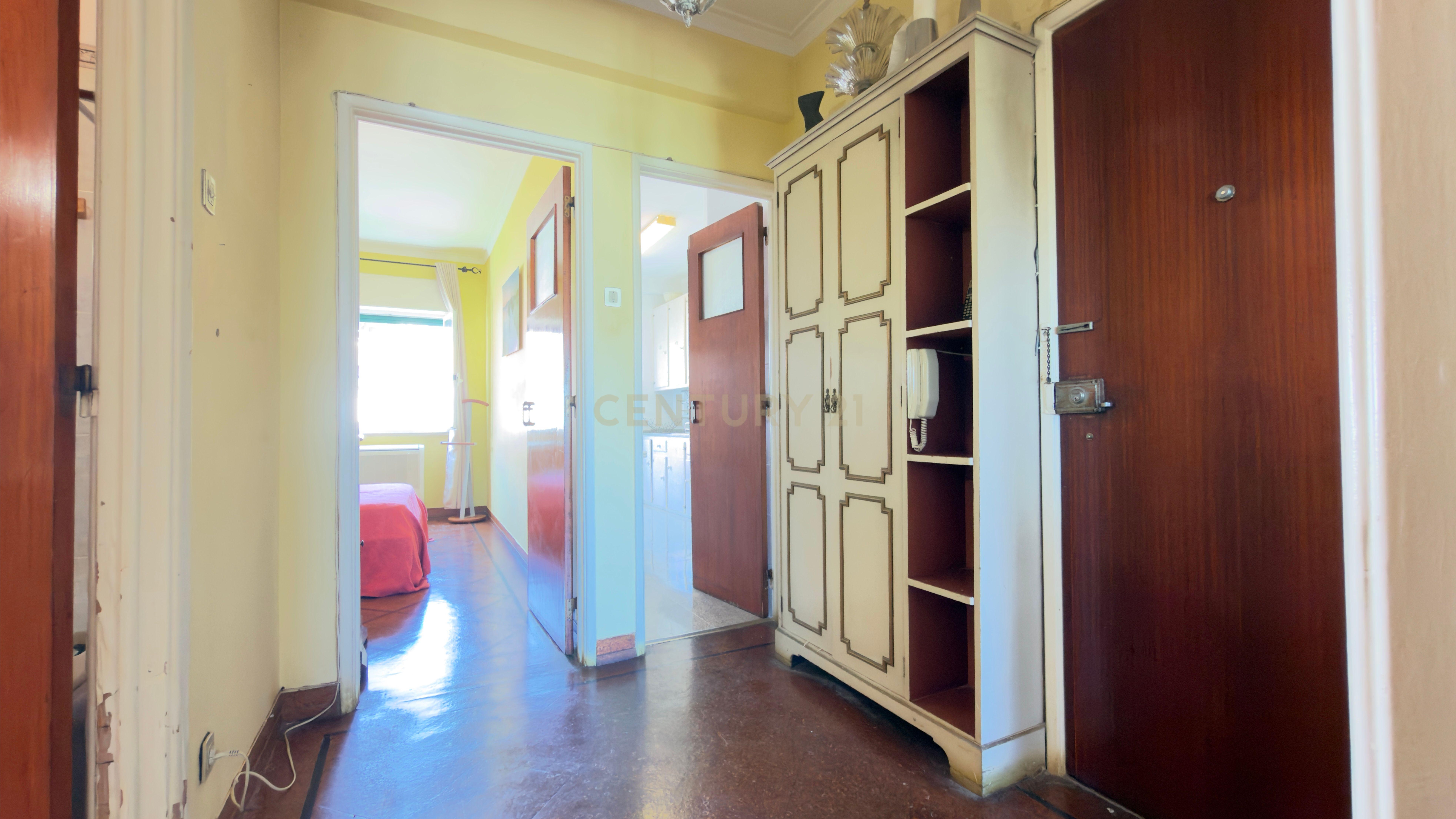 Fotografia 11 de Apartamento T2 para remodelar com vista para o Convento de São Vicente